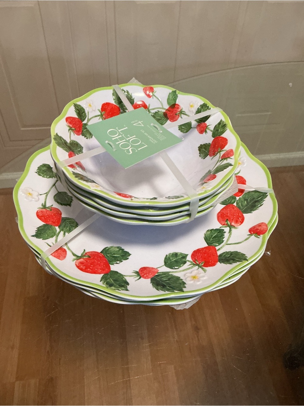 New Set Of 8 PIECE SOHO LOFT MELAMINE  Strawberry PLATES 11” & BOWLS 7” SOFT